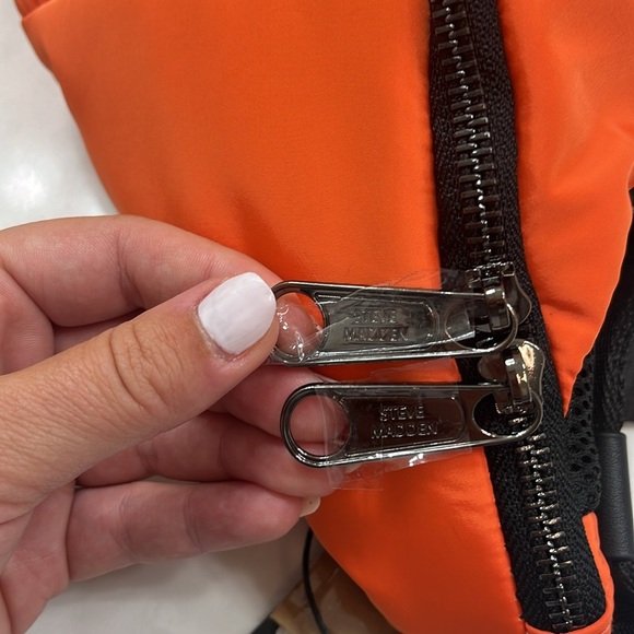 Steve Madden Travel Fanny Pack Sling Orange Large Nylon Bag Crossbody NWT - Picture 2 of 8